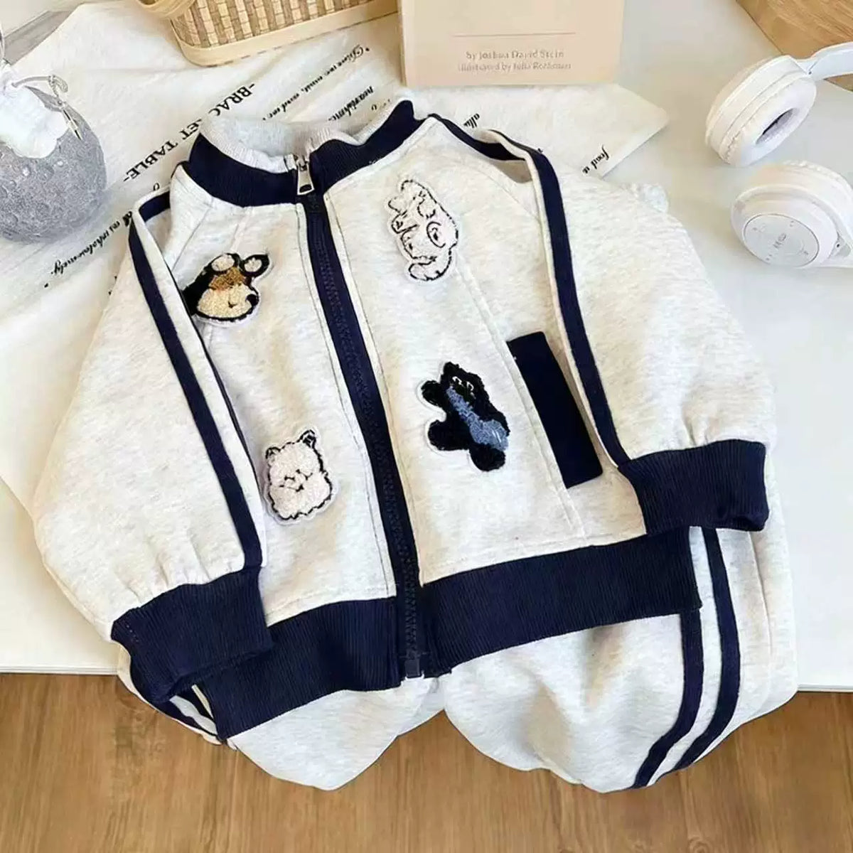 Spring and Autumn New Style Boys and Girls Stand Collar Towel Embroidery Raglan Sports Set, Cartoon Stylish Casual Two-Piece Set for Young Children