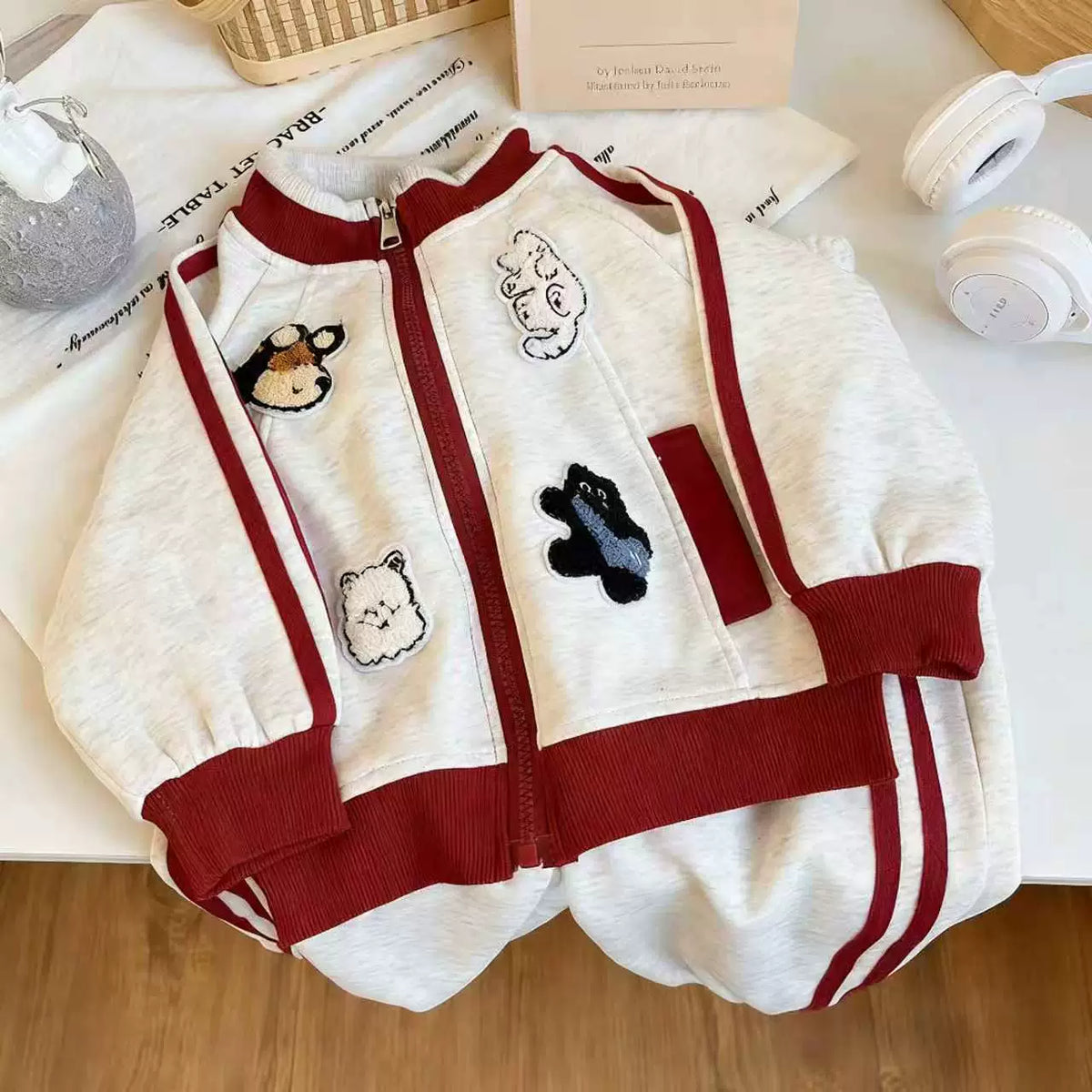 Spring and Autumn New Style Boys and Girls Stand Collar Towel Embroidery Raglan Sports Set, Cartoon Stylish Casual Two-Piece Set for Young Children